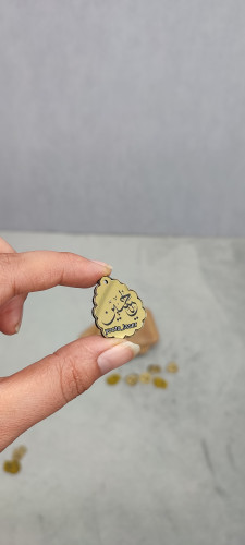 لیبل محرمی طرح کاج با حک یاحسین /جنس مولتی استایل (بسته ۲۵ عددی)
